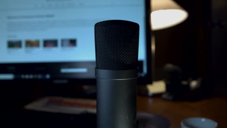 el hombre habla en el micrófono del blog