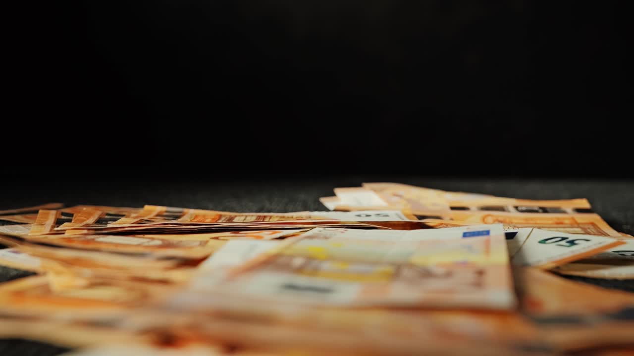 Euro-Banknoten, die in Zeitlupe fallen, offenbaren die Zerbrechlichkeit der politischen Ökonomie