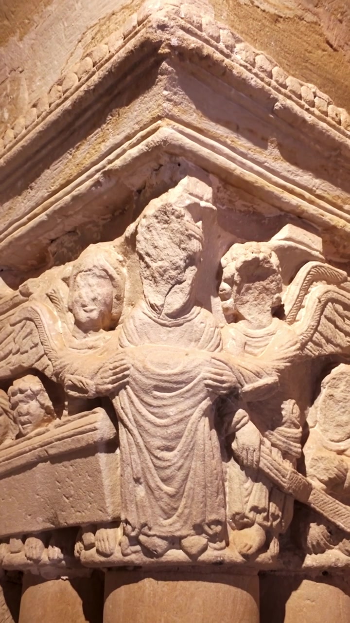 Soria, Spagna, 22 marzo 2026. Capitello romanico raffigurante l'Assunzione della Vergine Maria