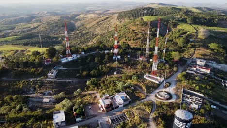 Antenas-De-Radio-Y-Telecomunicaciones-En-Una-Colina-Rodeada-De-Campos-De-Cultivo.