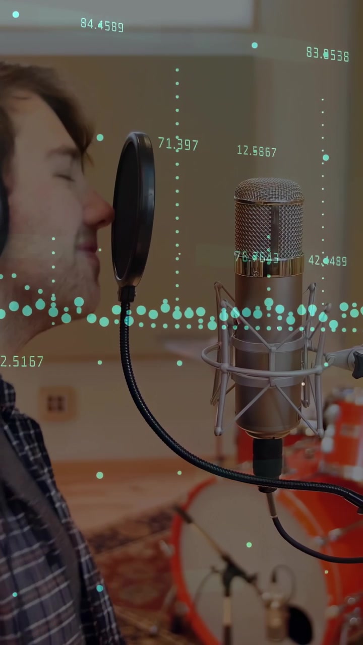 Vídeo vertical: Cantor começando, cantando, apoiando-se no filtro anti-pop, com onda azul-petróleo rastreando o microfone para música.