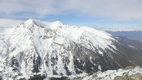 majestuoso paisaje montañoso nevado con excursionistas