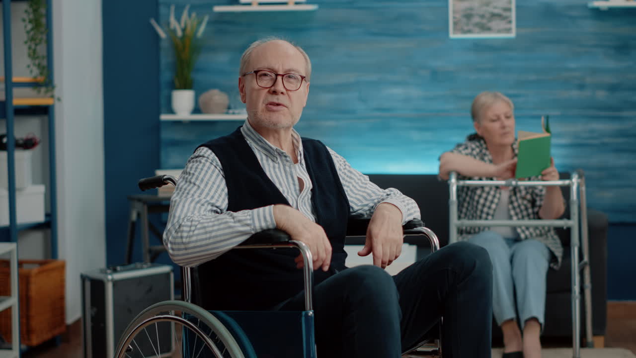 POV di un anziano disabile che utilizza una videochiamata