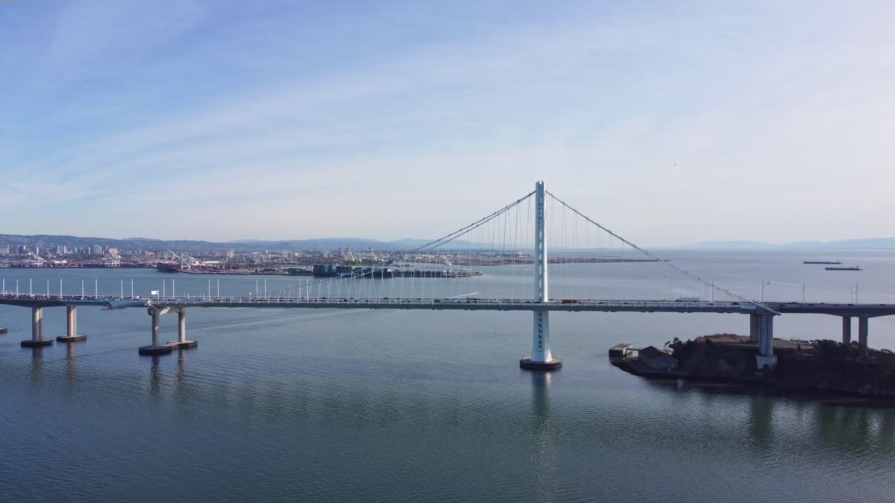 Filmagem Aérea de Drone Afastando-se Lentamente com a Bay Bridge ao Fundo