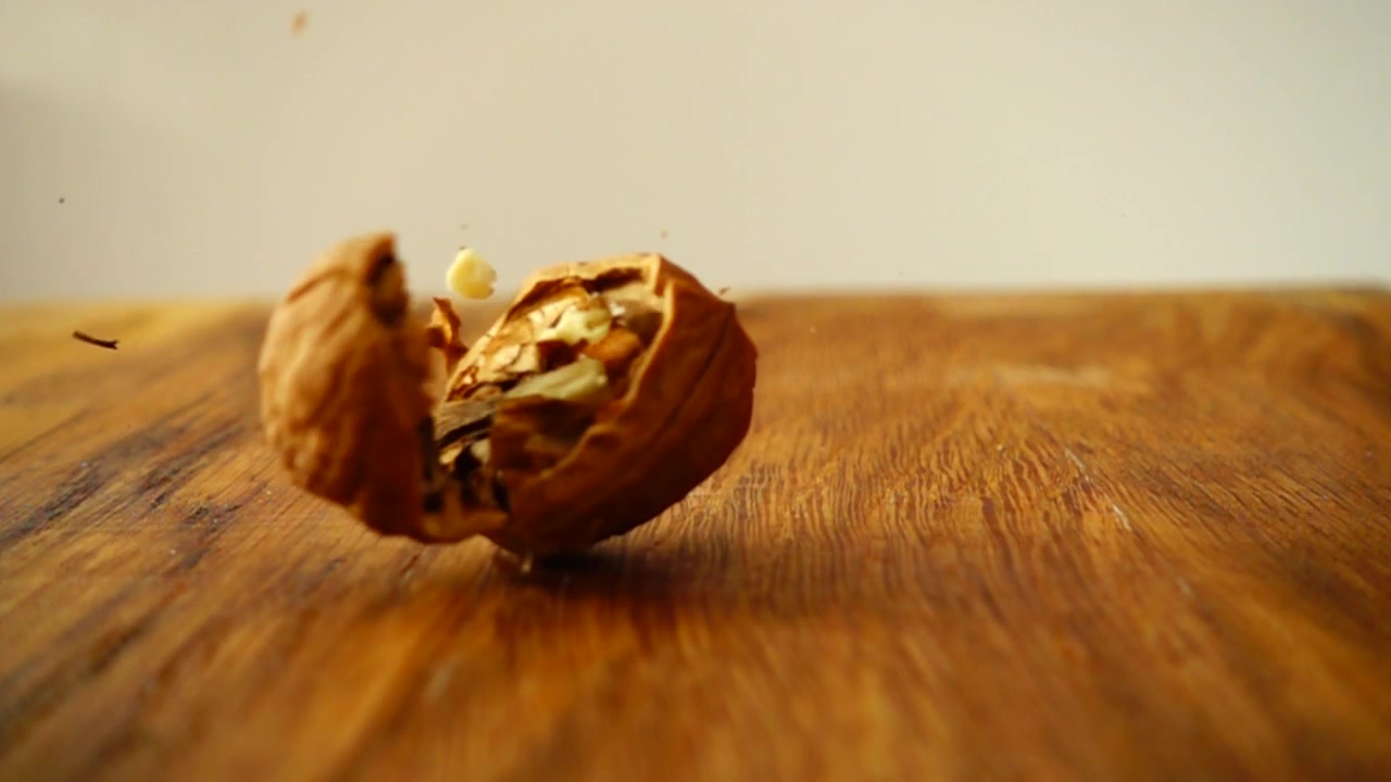 Schiacciare noci. Al rallentatore.