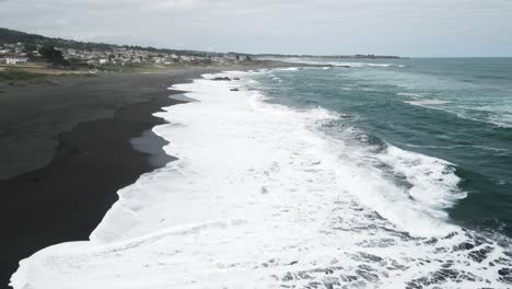 Panoramablick-Auf-Die-Wellen-In-Pichilemu,-Chile-An-Einem-Bewölkten-Tag