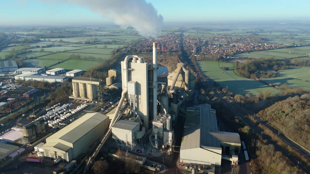 Fågelperspektiv uppifrån och ner av den industriella infrastrukturen och ugnssystemen vid en cementfabrik