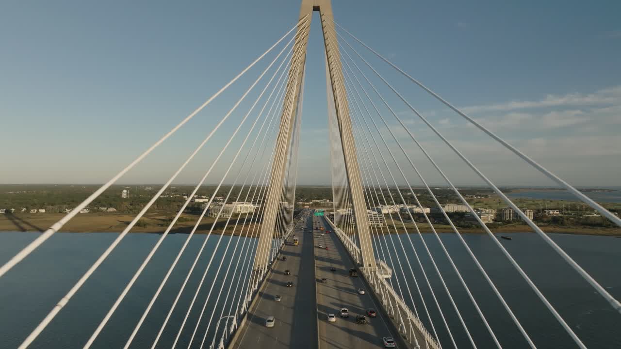 ravenel bridge에서 charleston sc의 다리를 가로 지르는 드론 샷