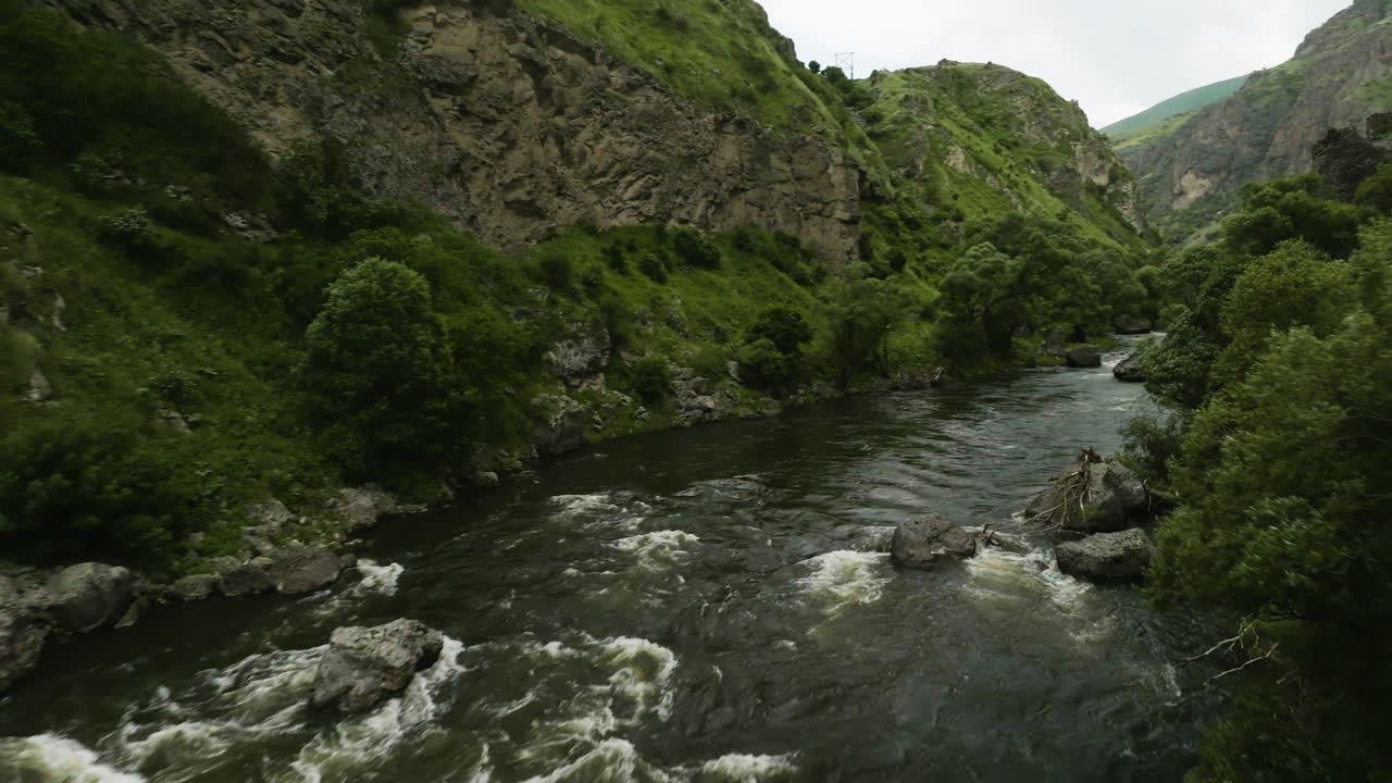 Volando attraverso il corso del fiume Mtkvari tra le montagne della fortezza di Tmogvi in Georgia.