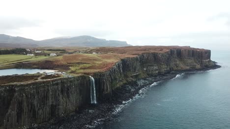 Giant-waterfall-over-a-rocky-cliff-into-the-Atlantic-Ocean-at-Kilt-Rock-Isle-of-Skye,-Scotland