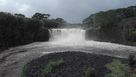 Fuertes-Cascadas-Han-Acumulado-Toneladas-De-Agua-De-Lluvia-Del-Monzón-Estacional