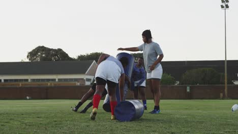 Junge-Erwachsene-Weibliche-Rugbymannschaft-Beim-Training