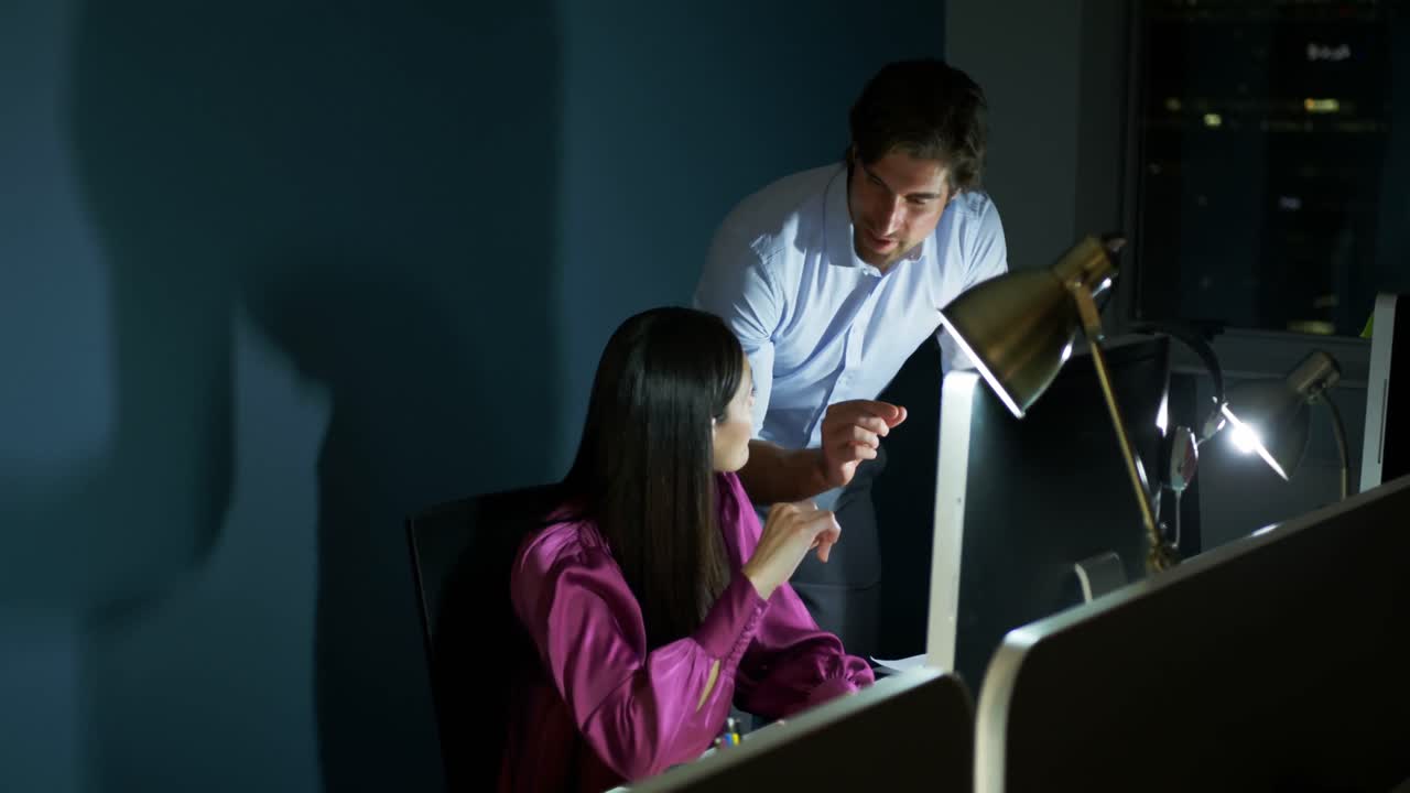 현대 사무실 4k 에서 책상 에서 컴퓨터 를 사용 하고 있는 젊은 백인 사무실 임원 들 의 측면 전망