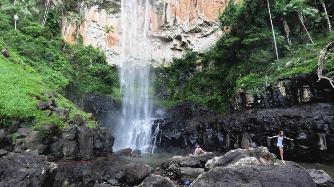 cascada con personas disfrutando del paisaje