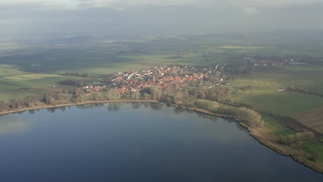 Toma-Aérea-De-Drones-Del-Lago-Seeburg-En-Invierno-Cerca-De-Goettingen-En-Baja-Sajonia,-Alemania,-Europa