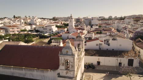 panorama aéreo lento sobre la iglesia de nossa senhora da assunção lagos, algarve