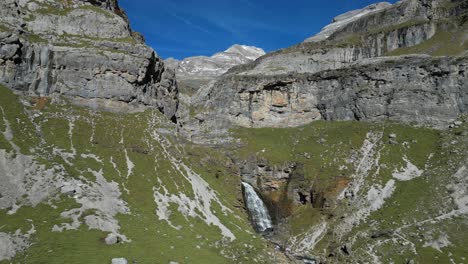 Cascada-En-El-Parque-Nacional-De-Ordesa-Y-Monte-Perdido,-Pirineos,-Norte-De-España---Antena-4k