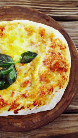 pizza horneada en una tabla de madera