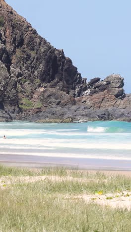 un paisaje de playa sereno con olas y visitantes