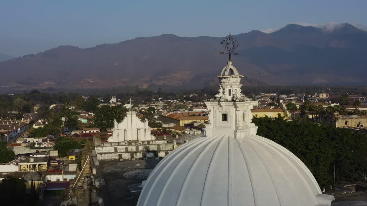 imágenes de drones que muestran la histórica iglesia de san francisco contra el impresionante telón de fondo de antigua de colinas onduladas y cielos despejados