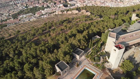 Castillo-De-Jaen,-España-Castillo-De-Jaen-Volando-Y-Tomas-Terrestres-Desde-Este-Castillo-Medieval-En-La-Tarde-De-Verano,-Tambien-Muestra-La-Ciudad-De-Jaen-Hecha-Con-Un-Drone-Y-Una-Camara-De-Accion-A-4k-24fps-Usando-Filtros-Nd-12