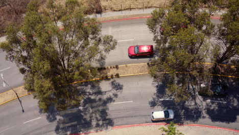 El-Coche-Se-Detiene-Cuesta-Arriba-En-Una-Carretera-De-Varios-Carriles,-Arrancando-El-Coche-De-Transmisión-Manual