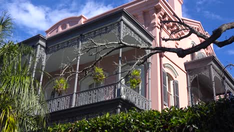 Un-Hermoso-Balcón-De-Hierro-Forjado-De-Una-Casa-En-Nueva-Orleans,-Luisiana