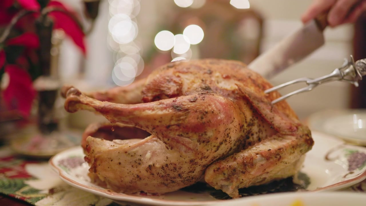 Affettare il tacchino arrosto a una cena di festa