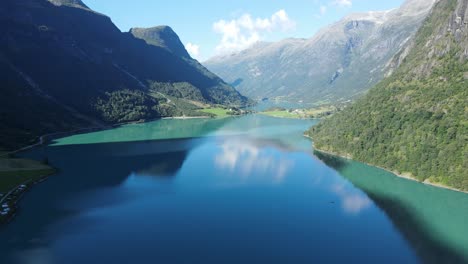 lago glaciar oldevatnet en noruega. imágenes de drones