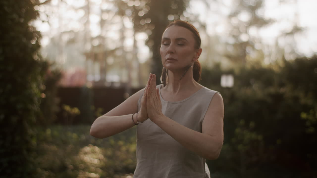 mujer meditando al aire libre