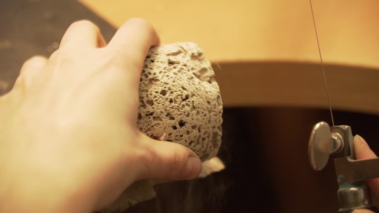 primer plano de corte de hormigón - geopolímero con sierra de hilo - toma de la sala de trabajo en cámara lenta