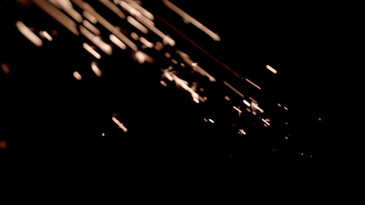 Chispas amarillas brillantes sobre un fondo negro.