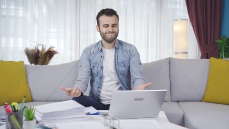 Porträt-Eines-Freiberuflichen-Geschäftsmannes,-Der-Von-Der-Arbeit-Gelangweilt-Ist-Und-Auf-Den-Laptop-Schaut.