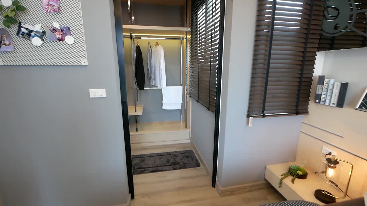 diseño de interiores de dormitorio contemporáneo moderno con manta blanca y negra, cama tamaño king, sin personas, panorámica-3