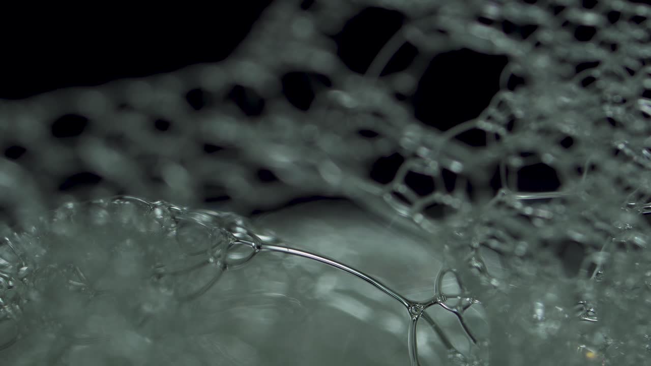 increíble detalle con macroburbujas jabonosas con un ligero deslizamiento a través del marco dramático