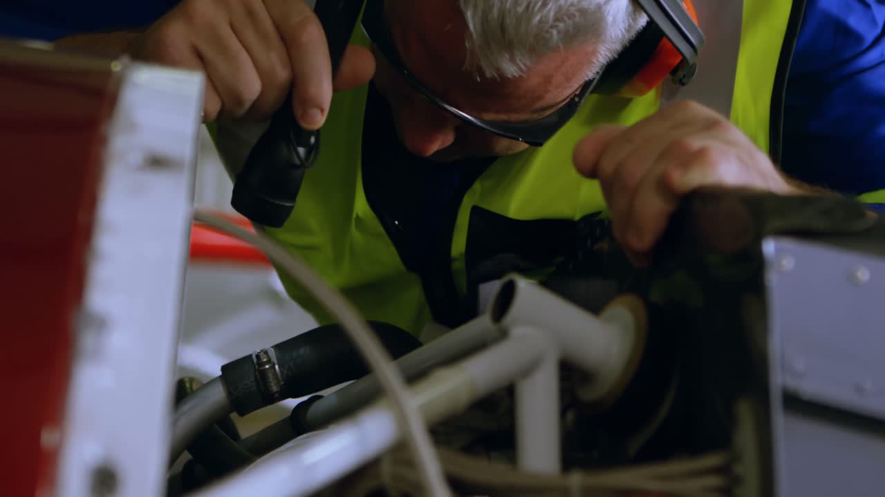 ingeniero reparando el motor del avión en el hangar 4k