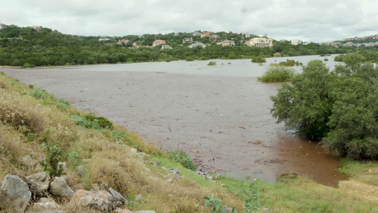 Parco allagato dopo una pioggia battente