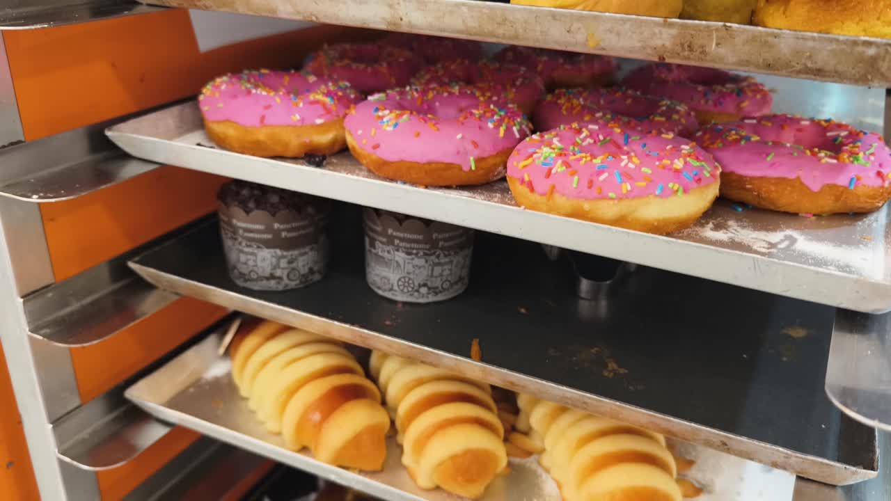 variedad de productos horneados en una vitrina de panadería