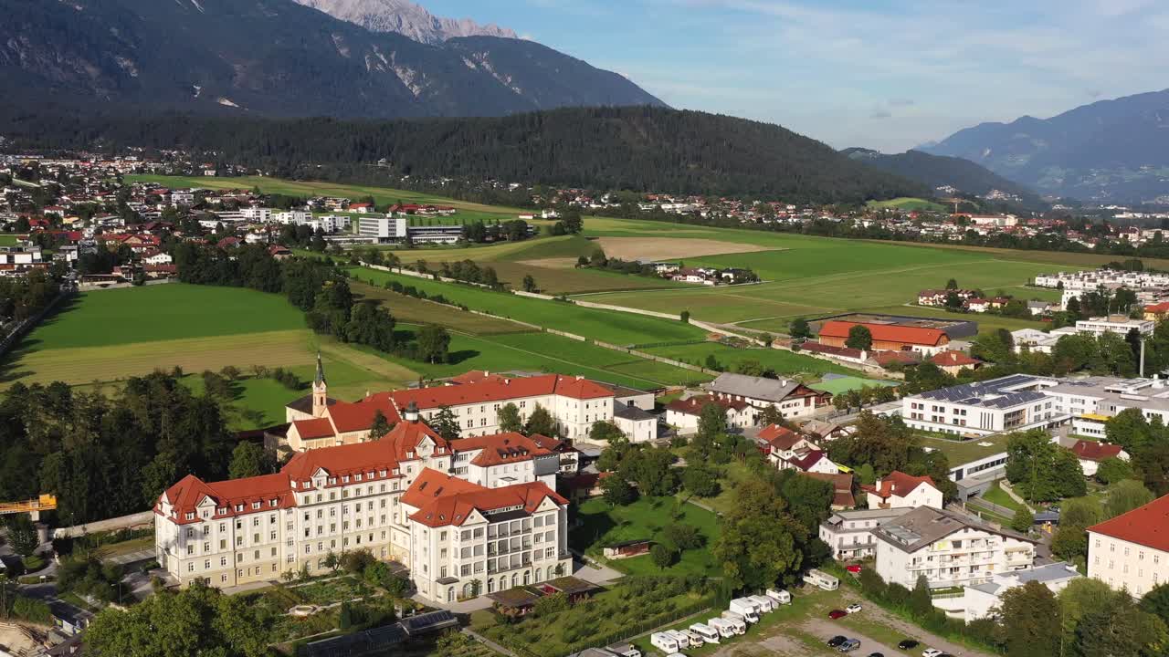 Ripresa con drone di un paesino con case, montagne e colline sullo sfondo