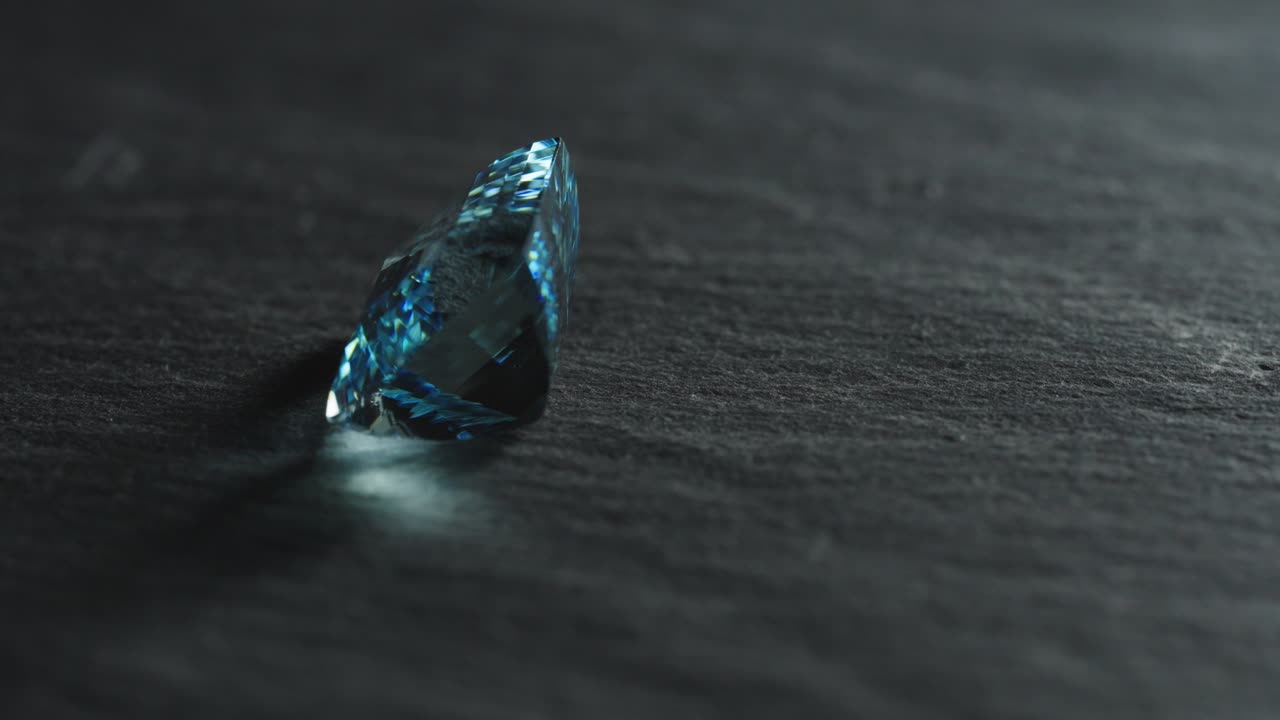 화려한 파란색 보석은 회전하고 반인다.