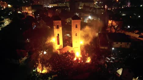 Orthodoxer-Weihnachtsbaum,-Der-Alte-Tradition-Brennt,-Montenegro,-Die-Flamme-Halten,-Luftpanorama