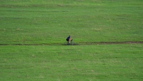 Ciclista-Montando-En-Sendero-Rural-En-Primavera