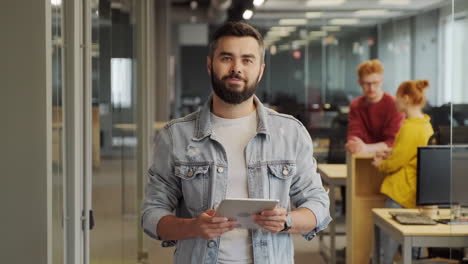 retrato de un trabajador de oficina moderno con una tableta