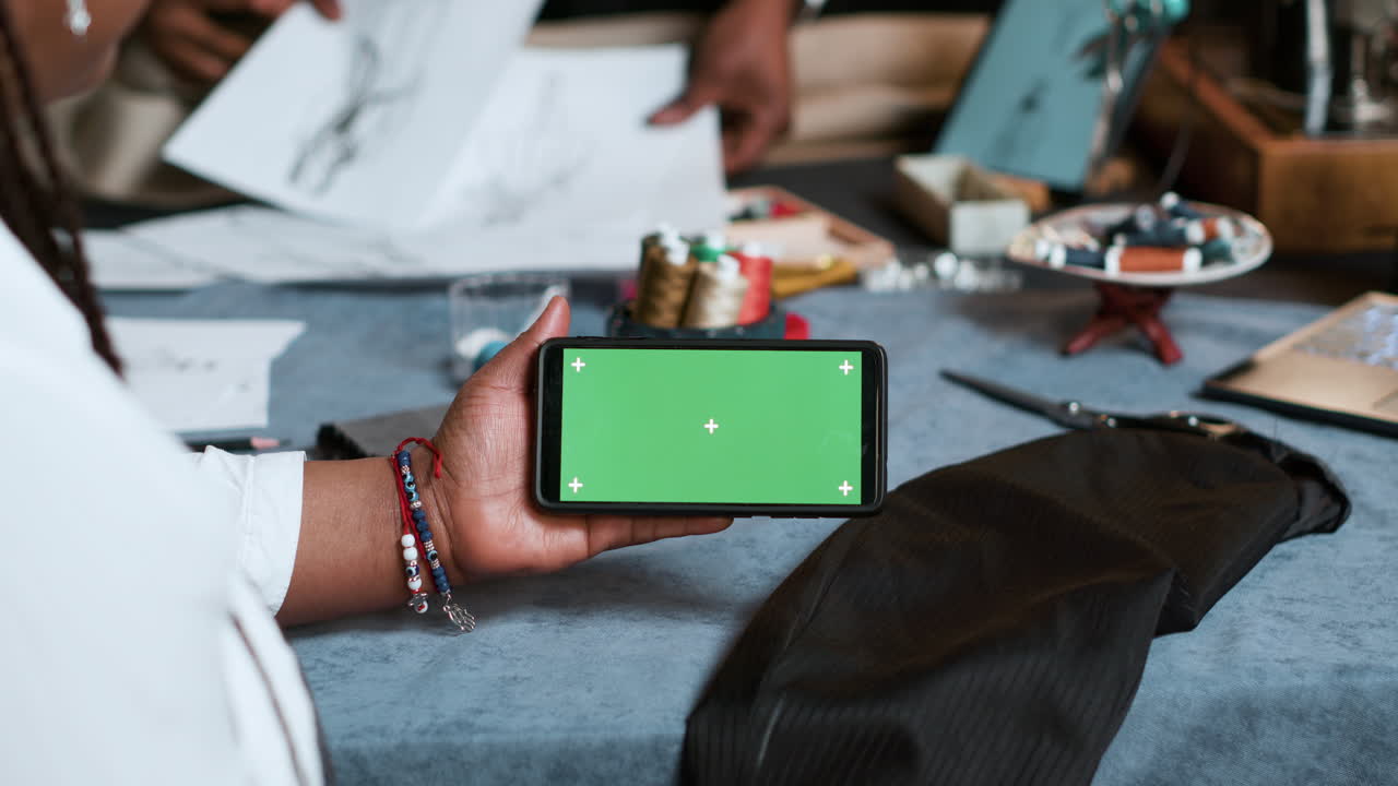 mujer que trabaja en una tienda de sastre