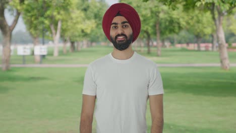 Feliz-Hombre-Indio-Sikh-Sonriendo-En-El-Parque