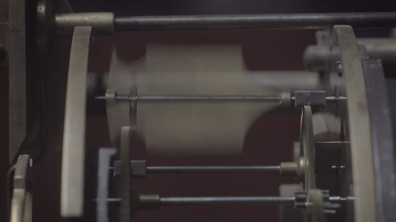 старинные часы с механизмом тика-тока