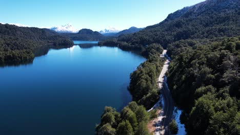 mágico lago azul y carretera costera en argentina, vista aérea