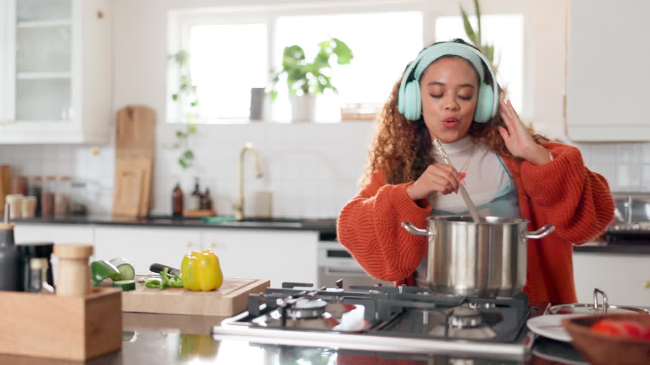 mujer cocinando y disfrutando de la música en la cocina