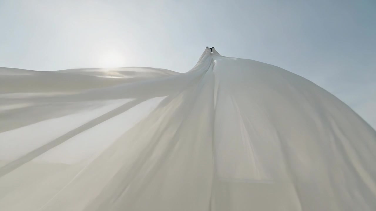 Wallendes, durchsichtiges weißes Stofftuch, das auf Wind reagiert, über den blauen Himmel fegt, Befestigung sichtbar.