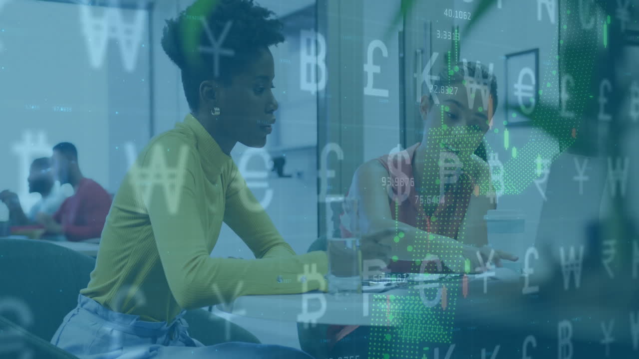 animazione di elaborazione dei dati e segni di valuta su diversi uomini d'affari in ufficio